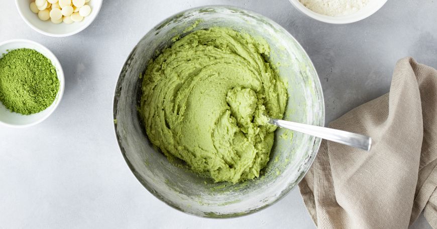 preparación del pastel de matcha